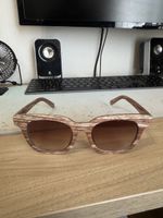 Occhiali da sole con montatura effetto legno