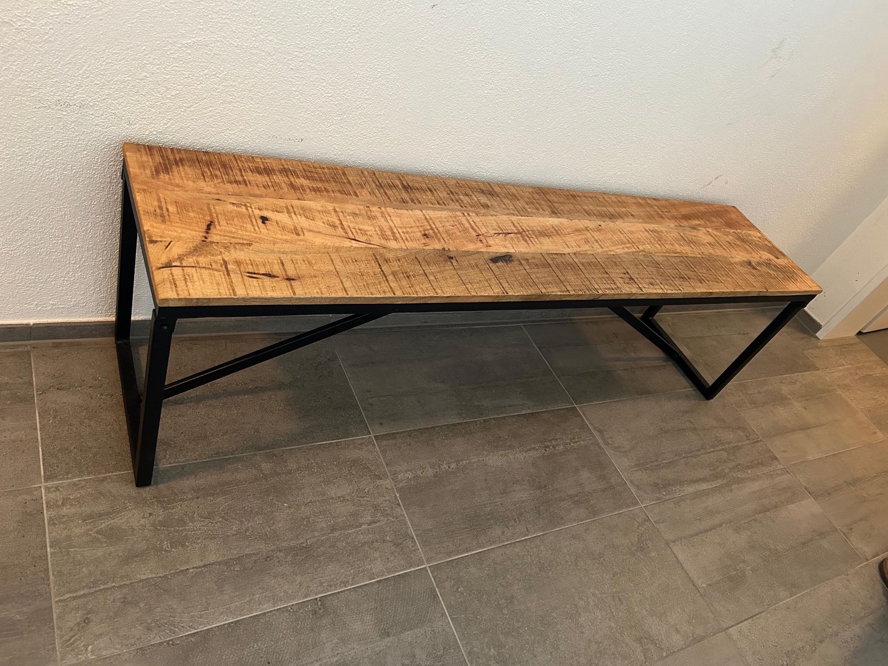 Panchine: Rustikale Holzbank mit Metallgestell – Usato da Gelterkinden venduto da Kikierenda 1