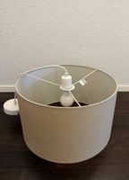 Schöne Pendelleuchte mit Schirm in beige