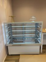Gastro Patisserievitrine Karina 137 Q (Weiss) - Top Zustand