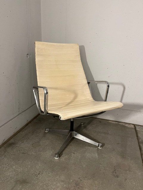 Sessel: Herman Miller Collection Original Eames Alu Chair – Gebraucht aus Luzern von flixmaus