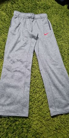 Graue Nike Trainingshose, ideal für Sport & Freizeit! Gr 140
