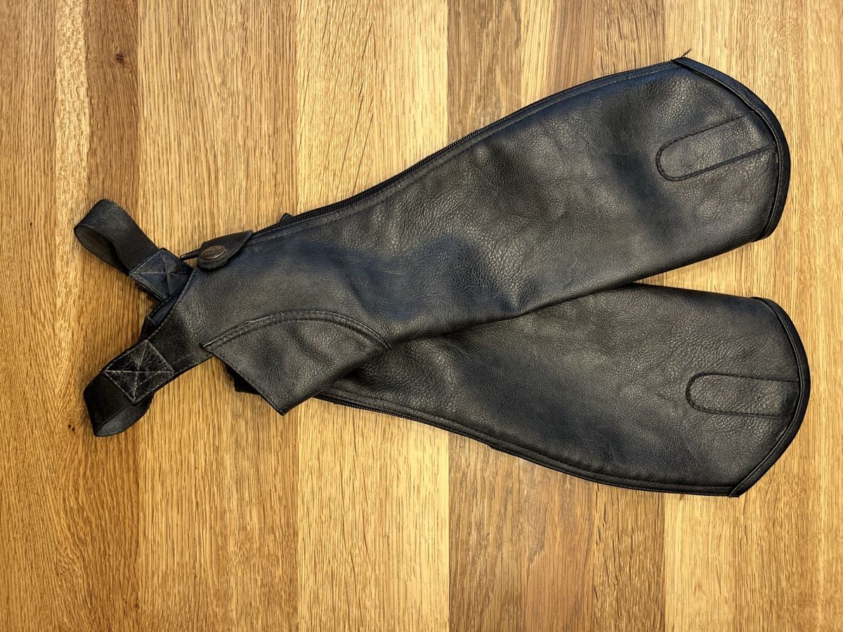 Stinchiere & Fasciature: Schwarze Leder Chaps / Stiefelschäfte - Top! – Usato da Wimmis venduto da Sylsd 2