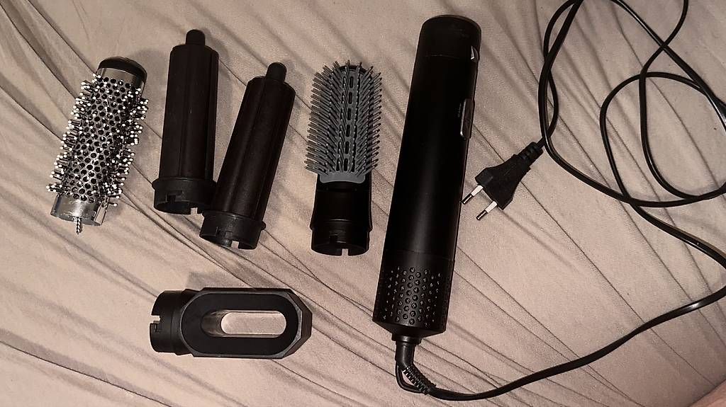 Föhn: Multifunktionale Warmluftbürste / Haarstyler mit Zubehör – Gebraucht aus Felben-Wellhausen von ale_y7hx