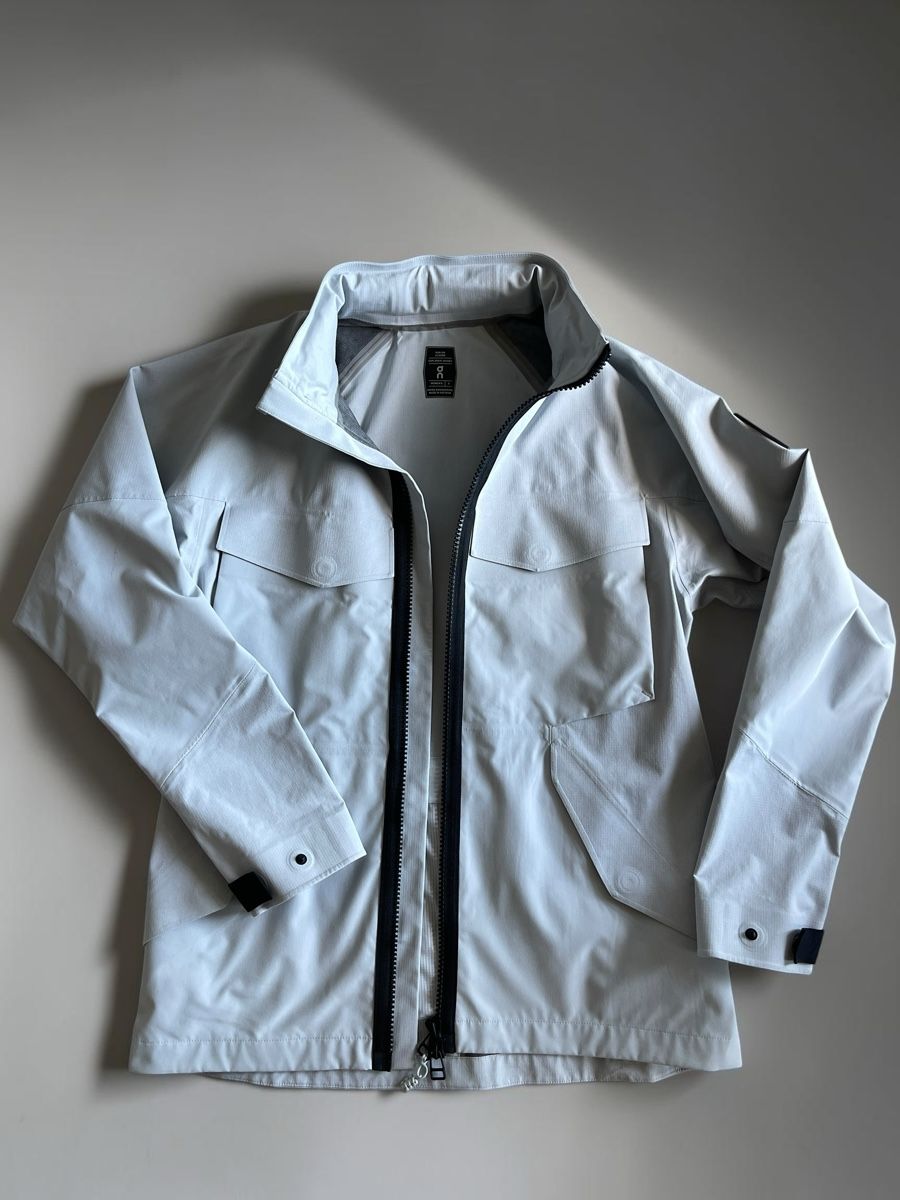 Giacche: ON Running Explorer Jacket Damen S Hellgrau – Usato da Zürich venduto da Recode.Fashion 6