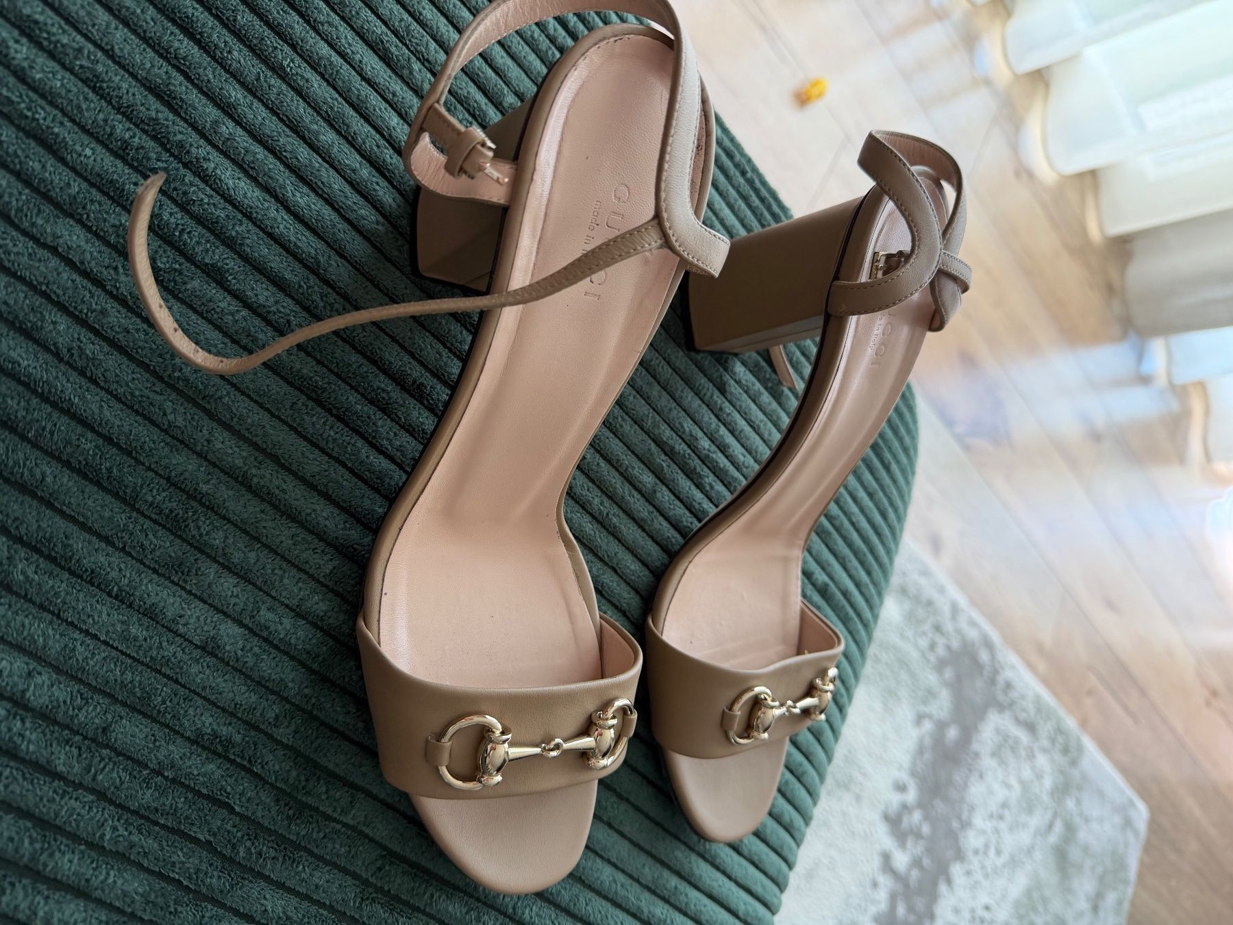 Gucci Chaussures femmes: Sandalen Gucci – D'occasion à Rüti ZH par dog_qq6v 1