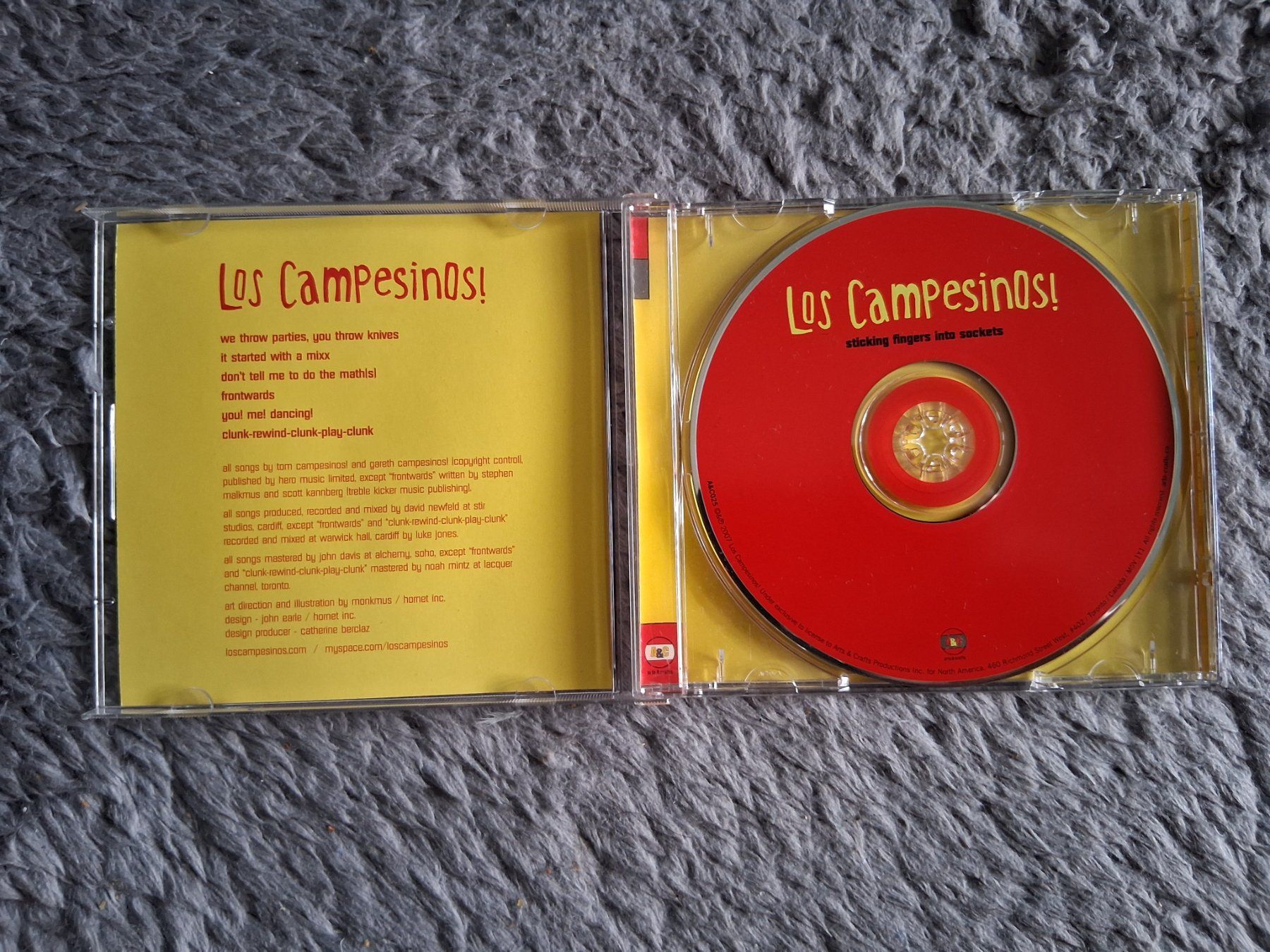 CD: LOS CAMPESINOS    STICKING FINGERS INTO SOCKETS    CD – Usato da Wetzikon ZH venduto da Ramones01 2