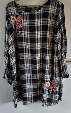 Chic Plaid Tunic Dress with Floral Embroidery - Size XXL