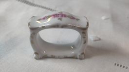 Ancien rond de serviette en porcelaine peinte à la main