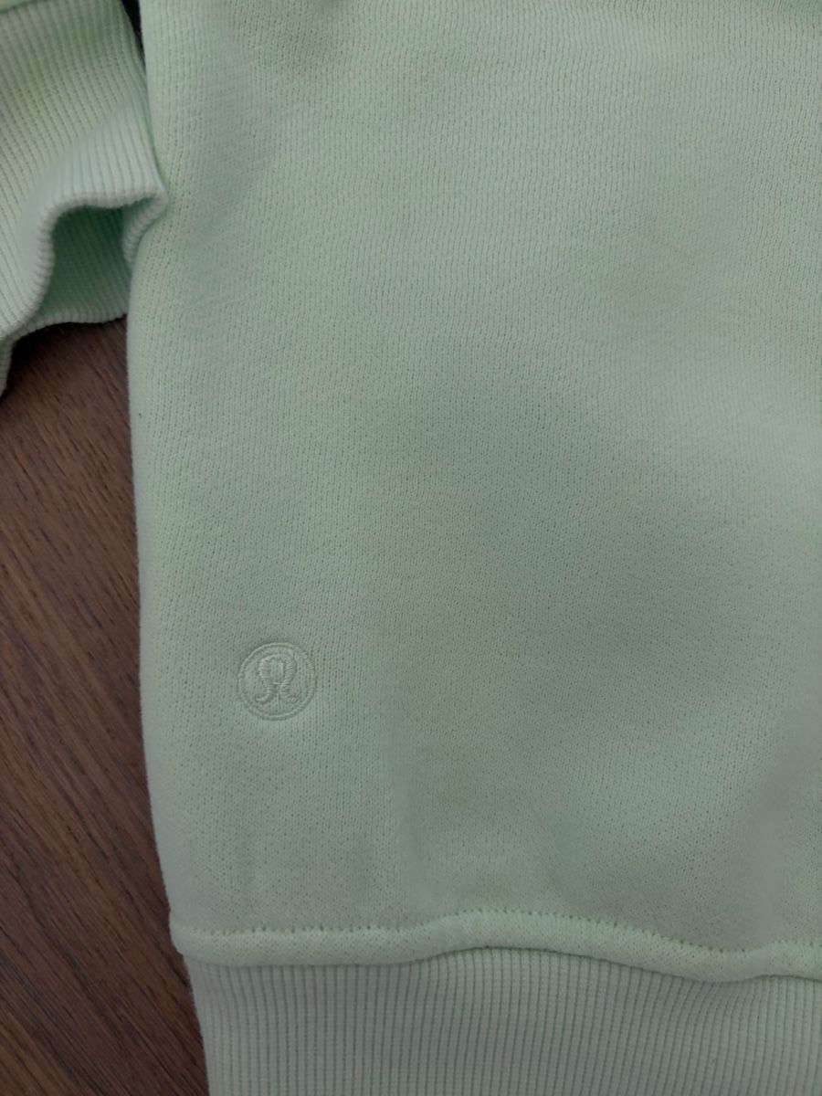 Lululemon Pulls & Sweat-shirts: Lululemon Sweatshirt hellgrün, neu – Neuf avec emballage d'origine à Hünenberg See par Tower02 2