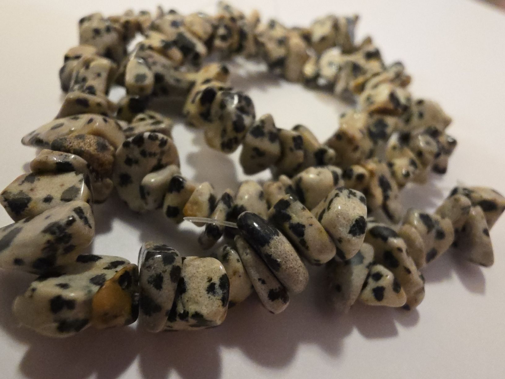 Minerali & Pietre curative: Dalmatiner Jaspis,  Aplit, Splitter 5-8mm. Strang – Nuovo e nell'imballaggio originale da Menziken venduto da Mirager 1