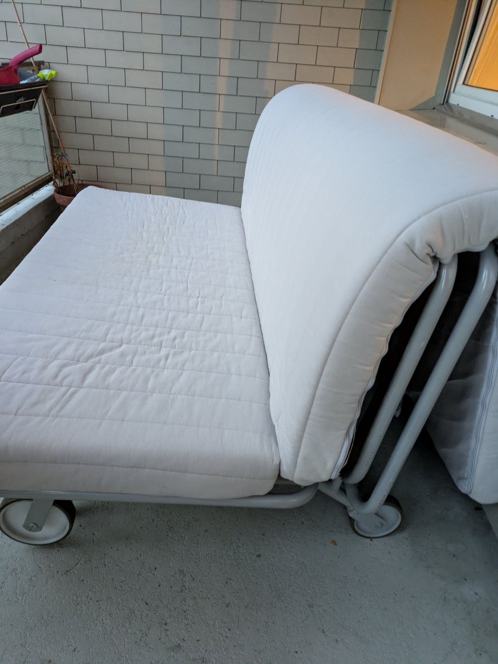 Divani: Klappbett / Sofa mit Metallgestell – Usato da Luzern venduto da NateLee