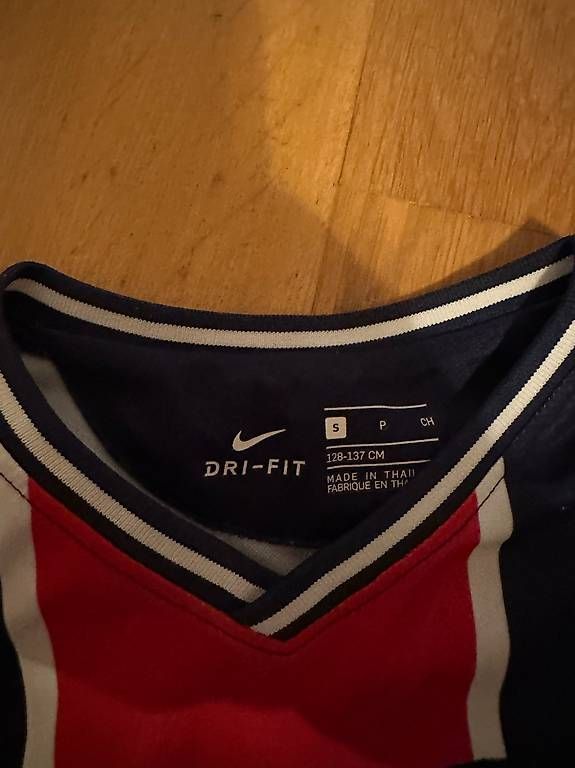 Scarpe, pantaloni & magliette da ginnastica: PSG Trikot 128 - 137 – Usato da Winterthur venduto da CelloOnline 1