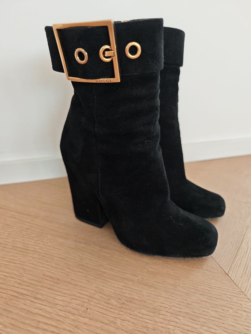 Gucci Scarpe da donna: GUCCI Wildleder Stiefeletten Tom Ford – Usato da Erlenbach ZH venduto da nlh