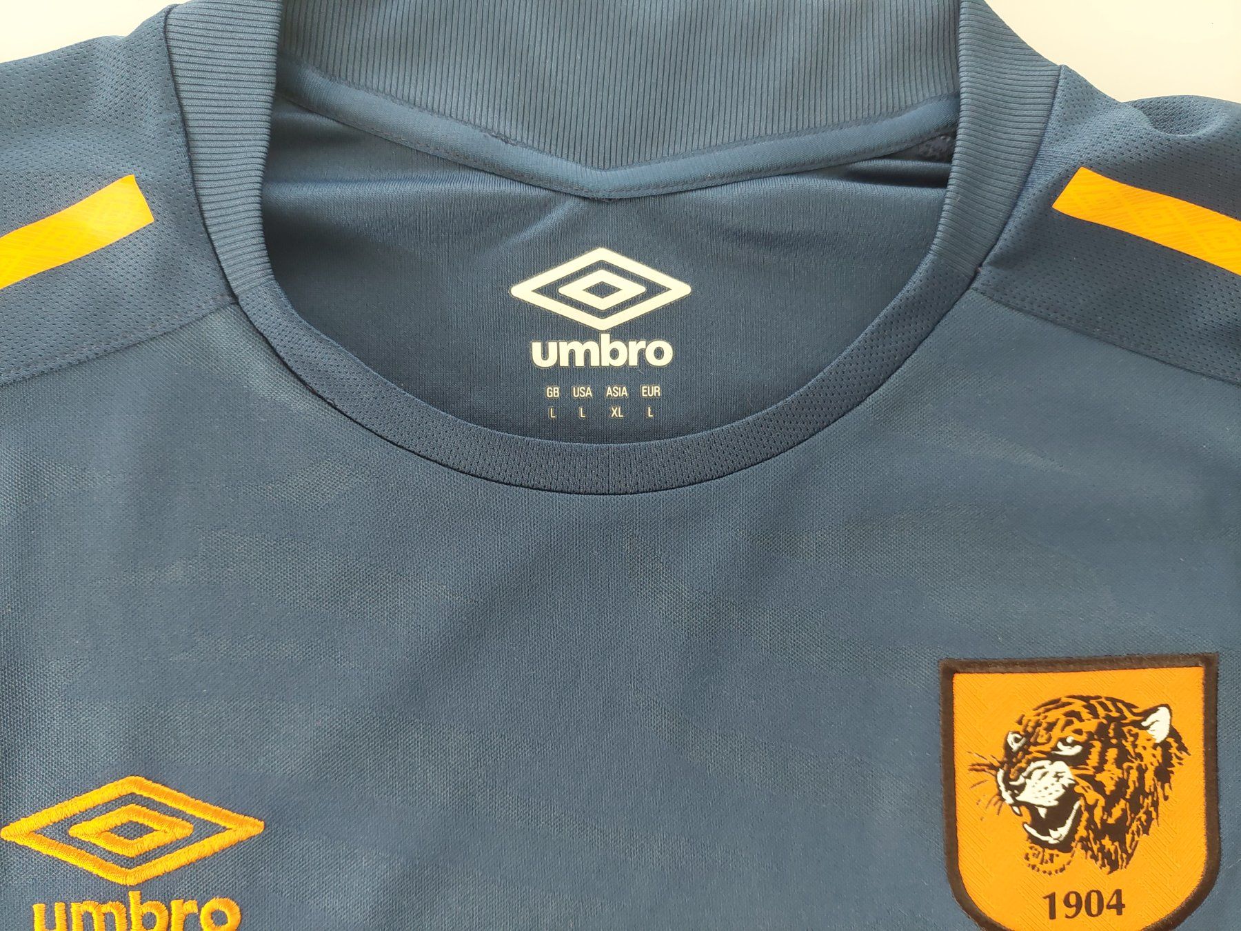 Umbro Canottiere & Pantaloni: Maillot Umbro Hull City third 2017-2018 – Usato da Signy venduto da oli_sn9g 2