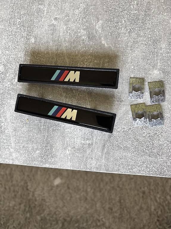 BMW Toutes les pièces auto: M Türleisten Emblem E36 – D'occasion à Schaffhausen par hallovater