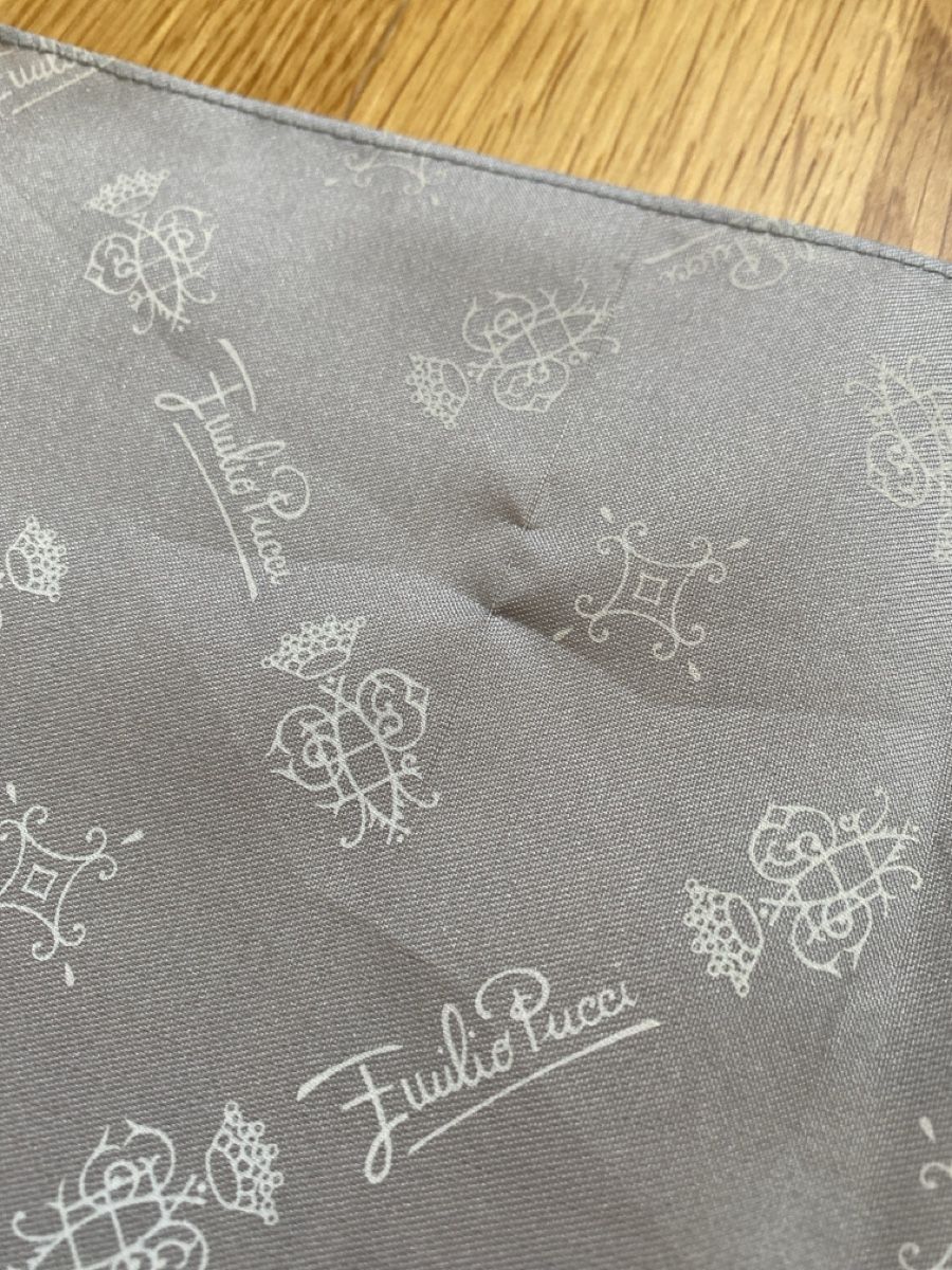 Foulard & Sciarpe: Emilio Pucci Vintage Seidentuch, hellgrau mit Muster – Usato da Burgdorf venduto da allesolivia 2