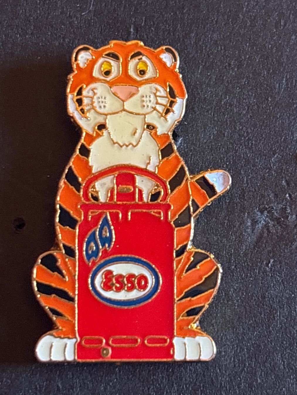 Plaquettes & Badges: Pin Esso Tiger – Défectueux à Lützelflüh-Goldbach par NicoleL.
