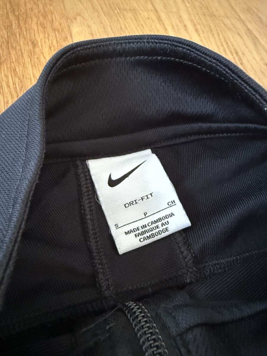 Nike Giacche: Nike Jacke Schwarz Grösse S Black on Black – Nuovo (secondo la descrizione) da Winterthur venduto da GinaMila 2