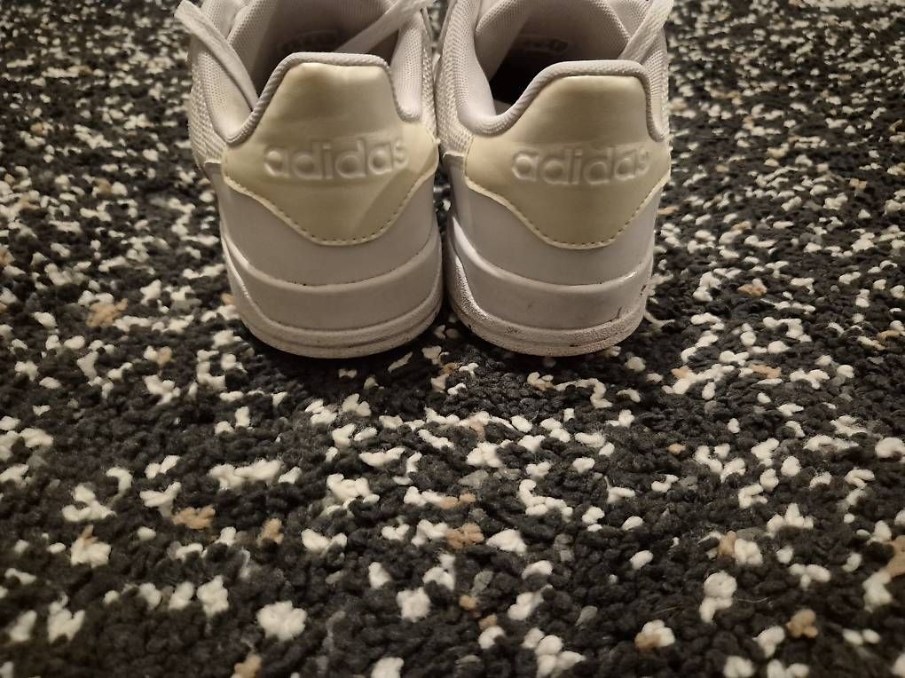 Damenschuhe: Adidas sneaker weiss – Gebraucht aus Teufen AR von jelenajk 1