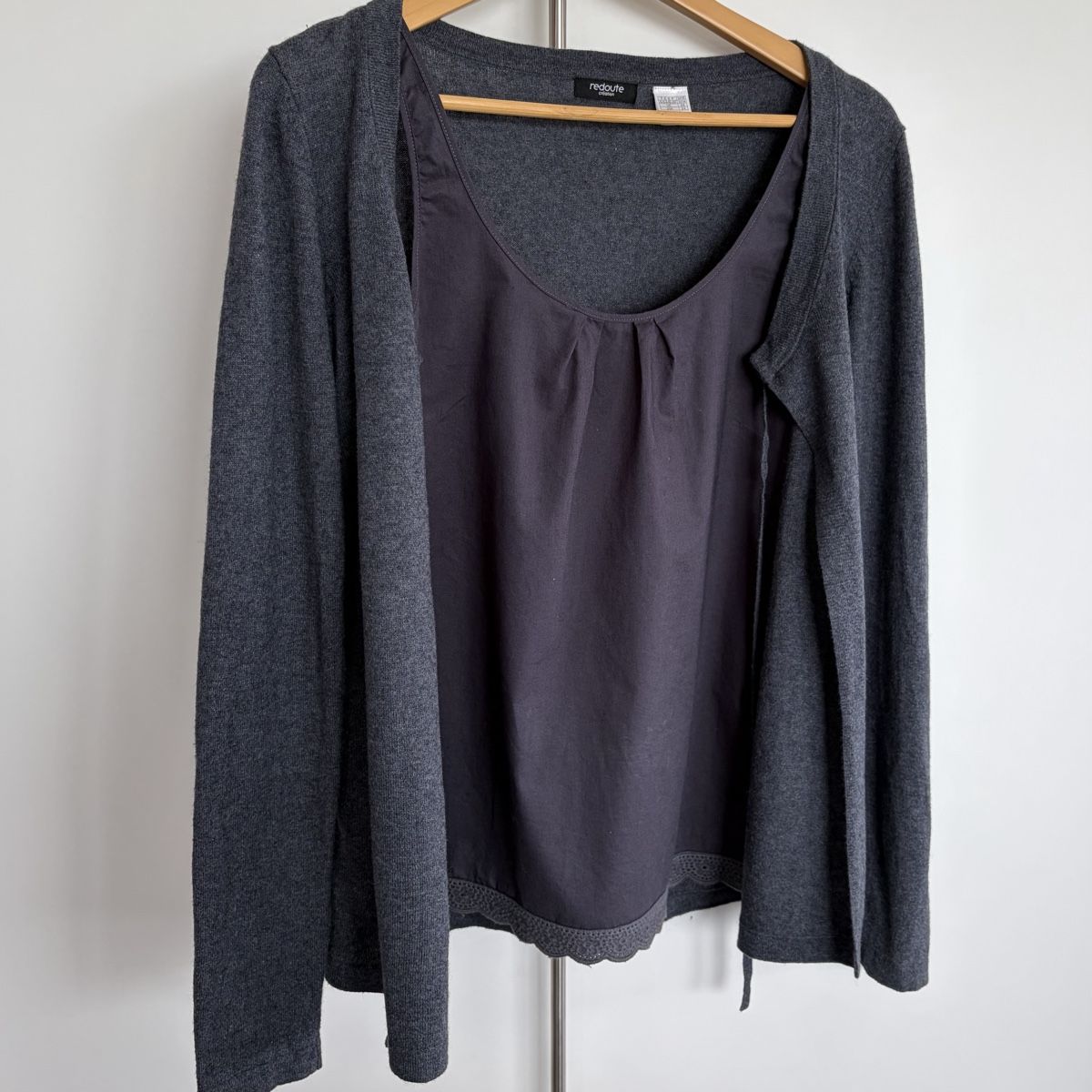 Camicette: Cardigan mit eingenähter Bluse – Usato da Düdingen venduto da Hiron_o7