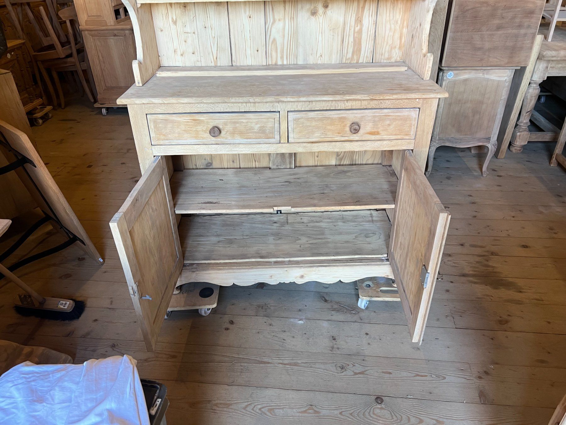 Credenze: ART 1088-H Buffet sablé – Usato da Pont-La-Ville venduto da BCMGLEAL 1