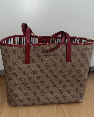 Guess Tasche braun-gemustert mit roten Rändern