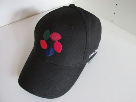 Schwarze Kappe mit bunter Stickerei, perfekt für den Somm...