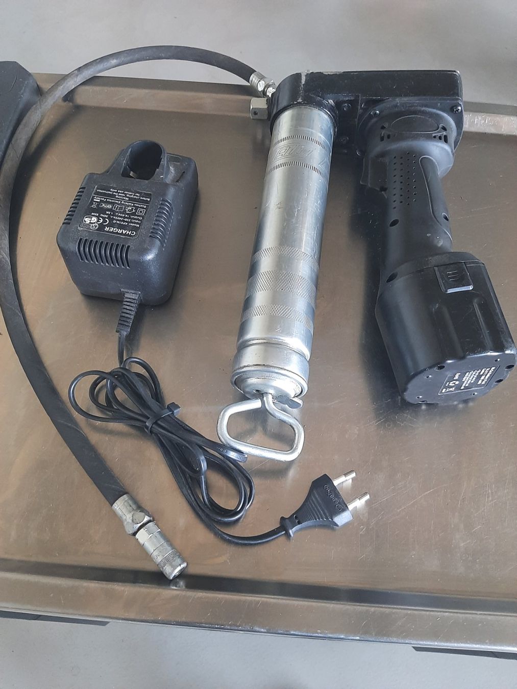 Mato Tutti gli attrezzi: Fettpresse Mato 14,4 V DC – Difettoso da Eschlikon TG venduto da Freitech.2015 5
