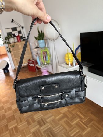 Coole Y2K Leder Tasche von Esprit mit silbrigen Details