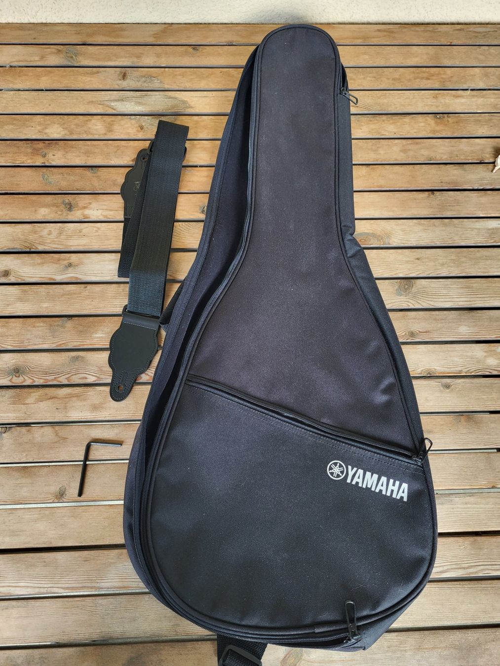 Yamaha Strumenti musicali: Yamaha APXT2 kompakte Akustik-E-Gitarre mit Tasche & Gurt – Usato da Gattikon venduto da boriskhv 5