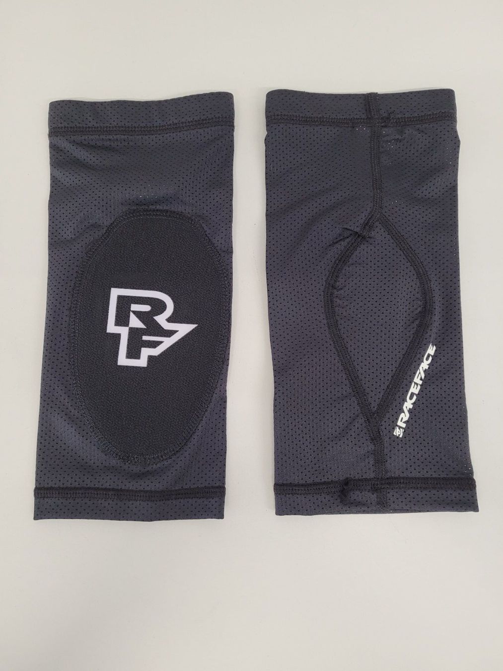 Race Face Protezioni & Imbottiture: Race Face Charge Elbow, stealth, L – Nuovo e nell'imballaggio originale da Giswil venduto da mai_k7x7