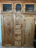 Antiker Schrank mit Glaseinsätzen und Schubladen