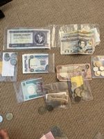 Banknoten und Münzen gemischt. Bra/Hun/Cyp/Ken/Eastern Car