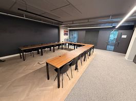 Modulare Konferenztische U-Form mit 20 Stühlen