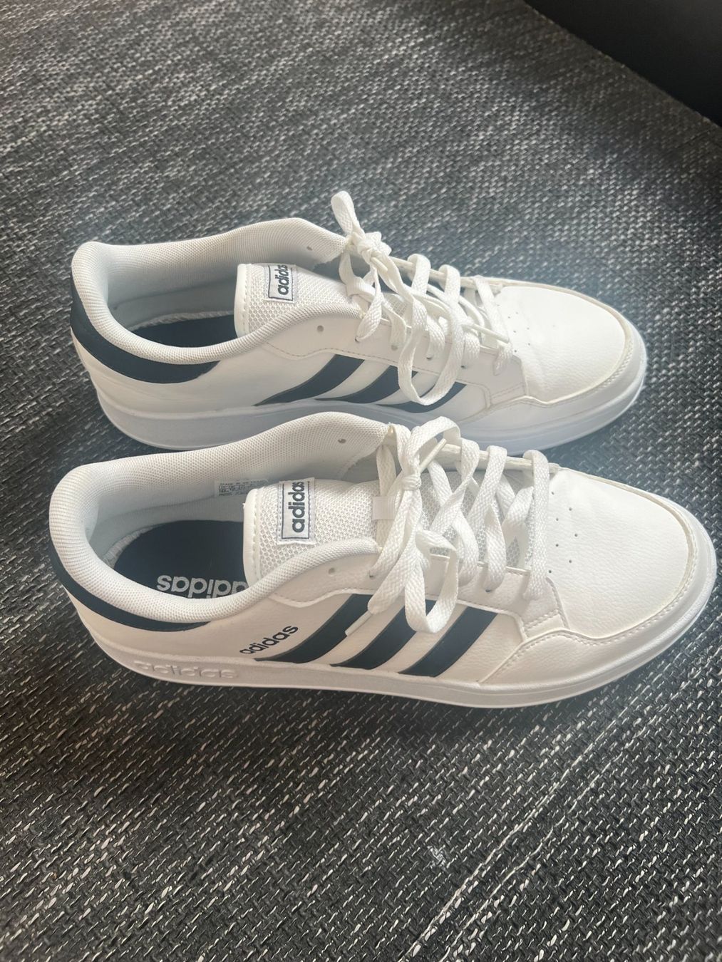 Adidas Herrenschuhe: Adidas , 47 1/3 , weiss – Gebraucht aus Olten von arwitz
