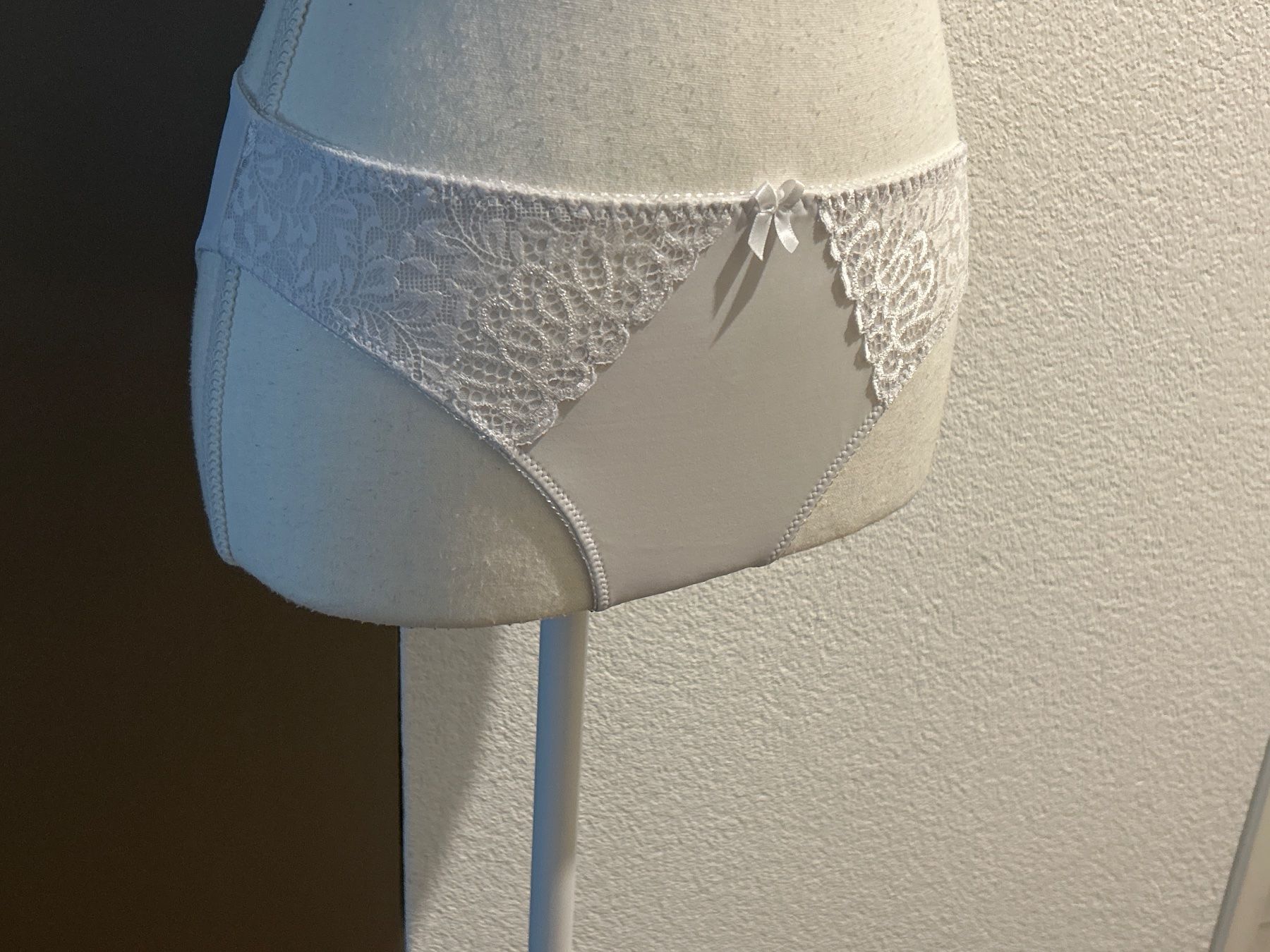 Altra biancheria intima: Damen Slip weiss mit Spitzen – Usato da Brunnen venduto da Nala2929 1