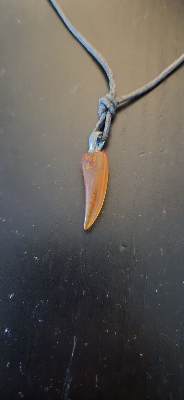 Ciondoli: Pendentif dent ambre cordon (résine) – Usato da Genève venduto da Naheu