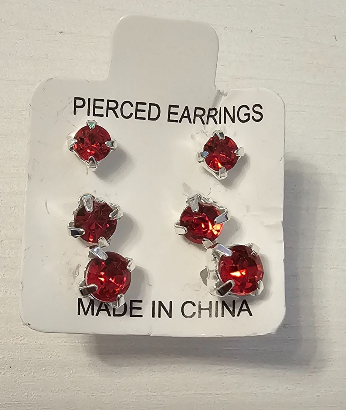 Orecchini pendenti & Orecchini a lobo: Neu! 3 x Steckohrringe mit eingefasstem Strass Rot – Nuovo e nell'imballaggio originale da Füllinsdorf venduto da Sunnebliemli7