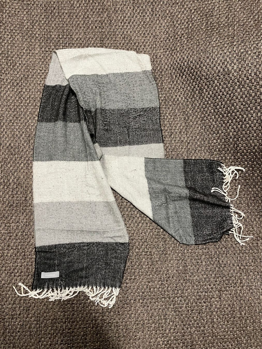 Foulards, Tücher & Schals: Schal grau schwarz gestreift – Neu (gemäss Beschreibung) aus Wädenswil von TristanBrandle