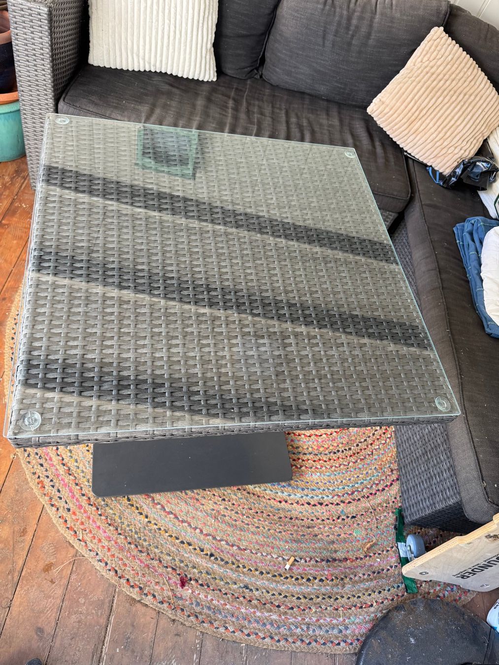 Tavoli: Moderner Polyrattan Bistrotisch / Gartentisch mit Glasplatte – Usato da Oberrohrdorf venduto da ker_5h67 1