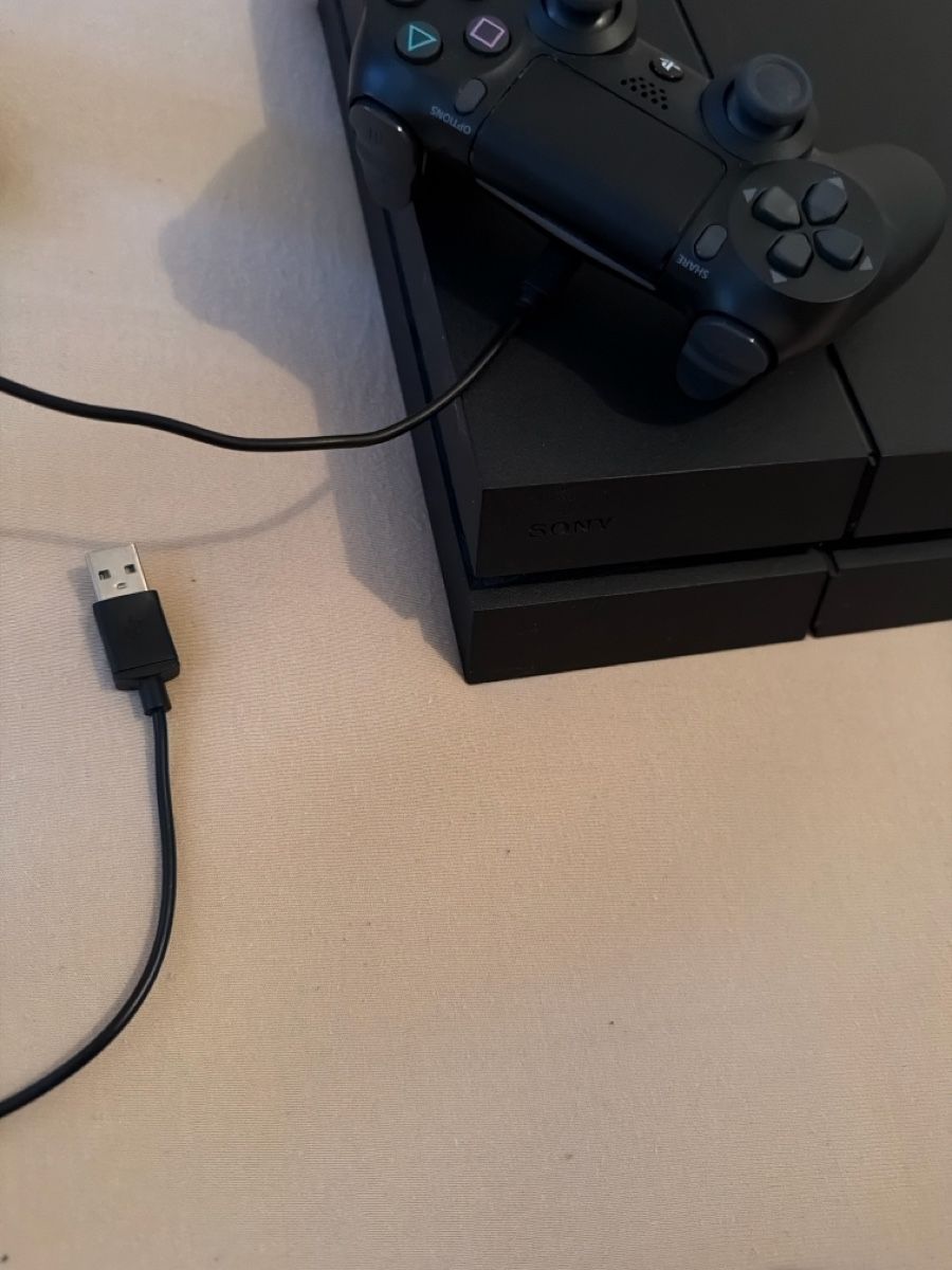 Sony Console: Sony PlayStation 4 Konsole schwarz mit Controller  – Nuovo (secondo la descrizione) da Oftringen venduto da Kad.Ha 4