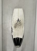 Altes kabuttes Surfboard
