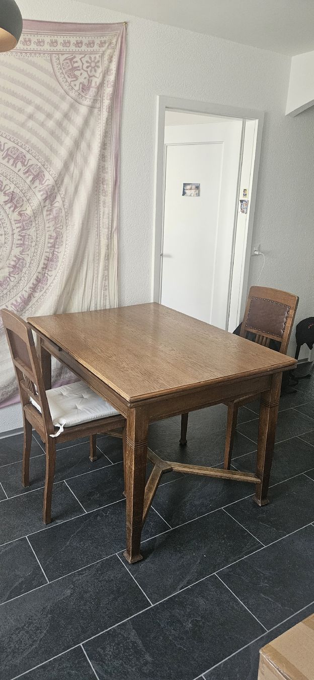 Tische: Holtisch mit 4 Stühlen – Gebraucht aus Bern von Sailey 4