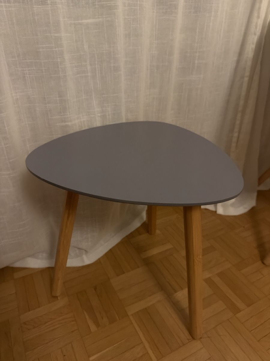 Tavoli: Grey triangle side table, with wooden legs – Nuovo (secondo la descrizione) da Basel venduto da dio_zm8k 1