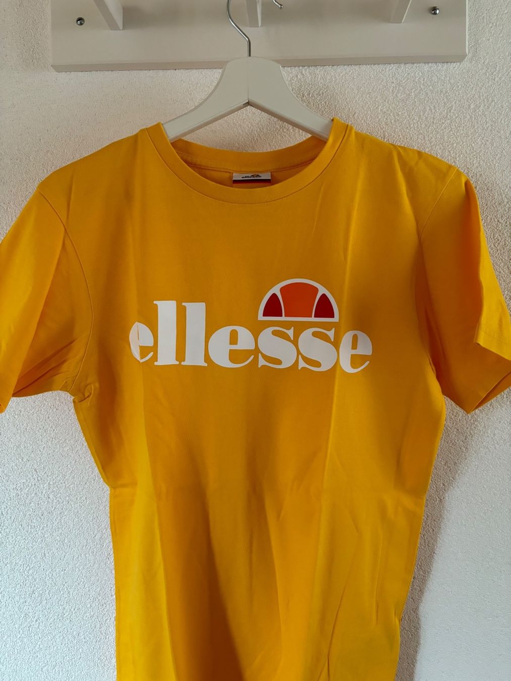 Ellesse T-shirt: T-shirt jaune "Ellesse" – Usato da Grandvillard venduto da Elsa.Del