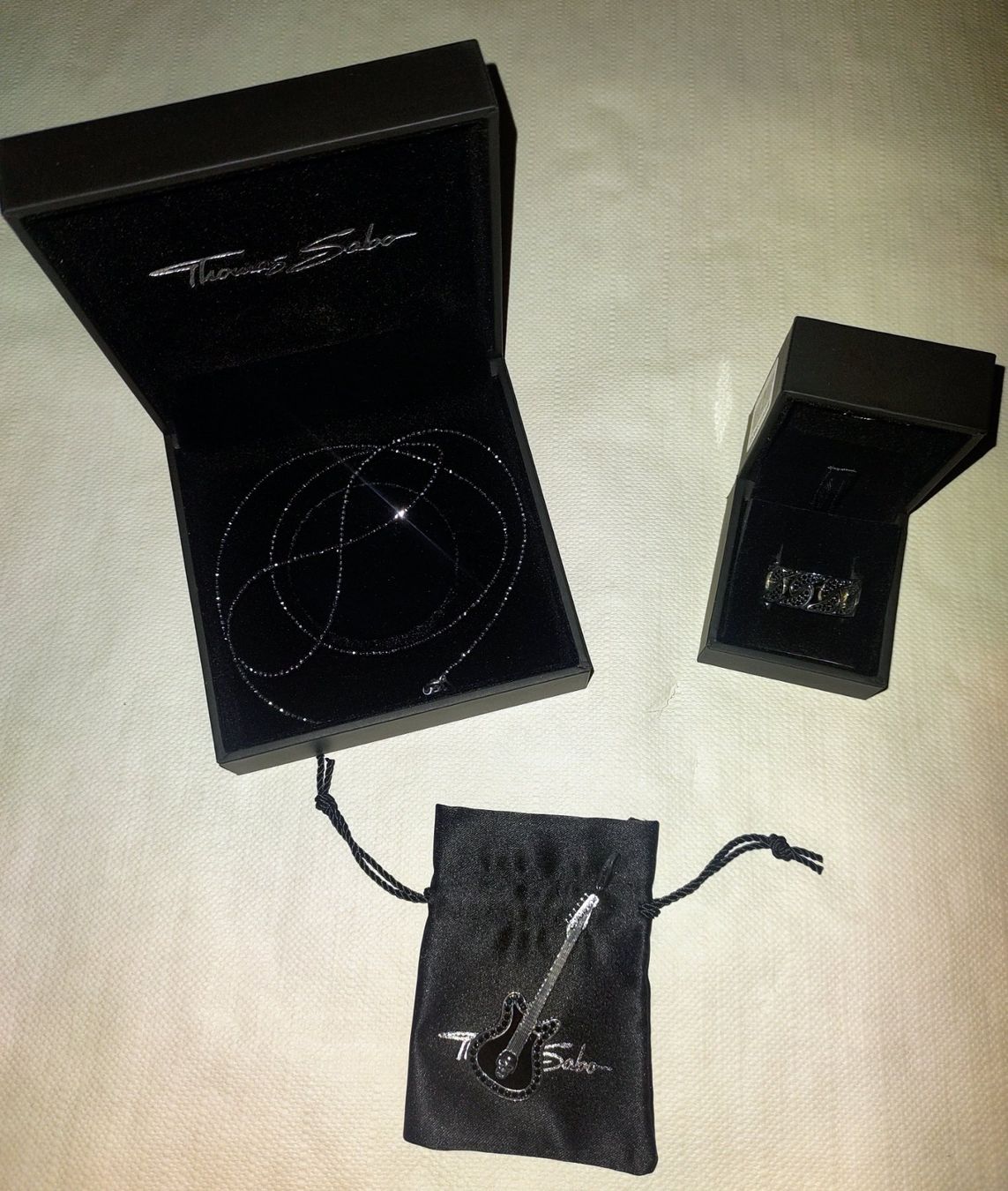 Ciondoli: THOMAS SABO SILBER SCHMUCK SET RING GITARRE ANHÄNGER KETTE – Nuovo e nell'imballaggio originale da Lupfig venduto da Womewome