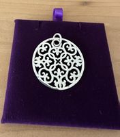 Pendentif argenté ajouré - Élégance intemporelle garanti