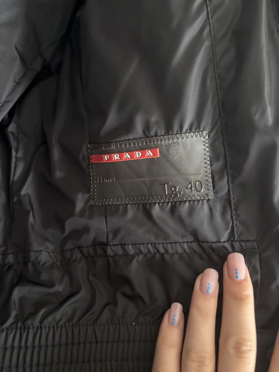 Prada Giacche: Prada Winterjacke schwarz mit Kapuze – Usato da Zürich venduto da Viviennedora 1