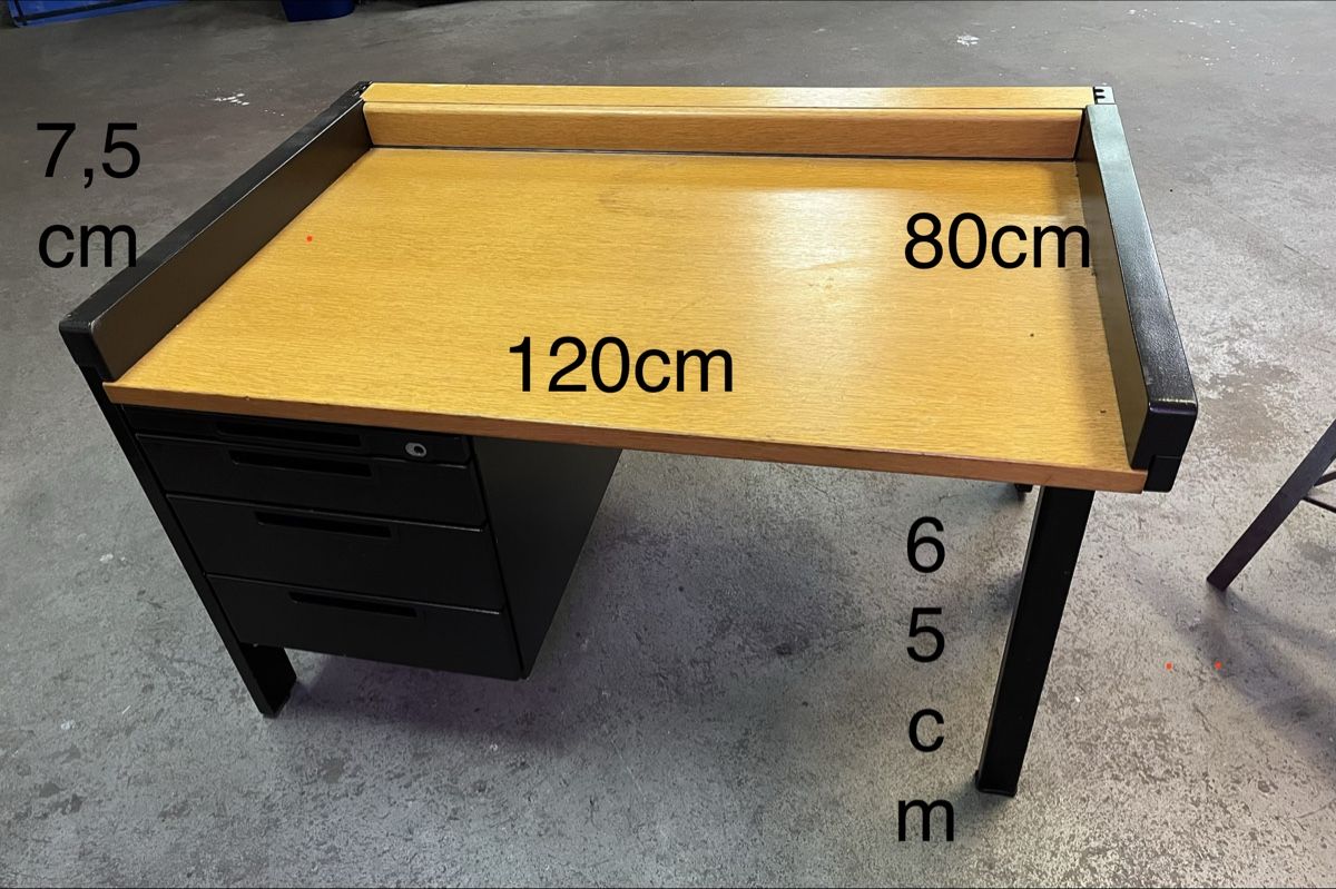 Tables: Arbeitstisch – Défectueux à Sumiswald par Beragi